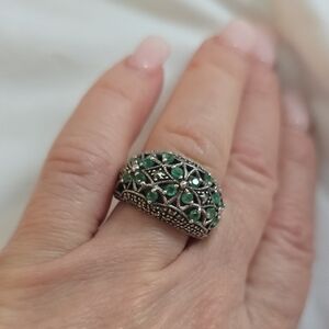 Elegant Silver and Green Women's Ring